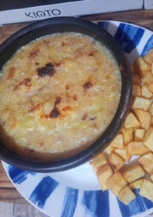 Una foto de Chupe de zapallos italianos con papas fritas