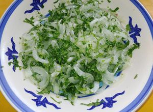 Una foto de Ensalada de Cebolla con Cilantro