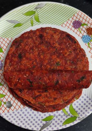 A picture of Beetroot thepla.