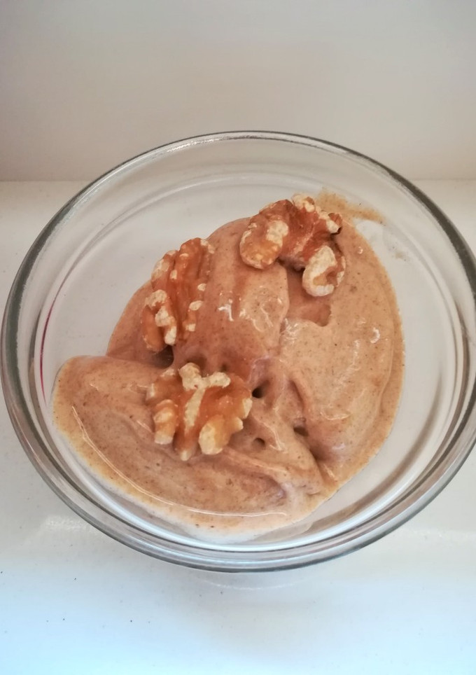 Una foto de Helado cremoso de plátano, canela y vainilla
