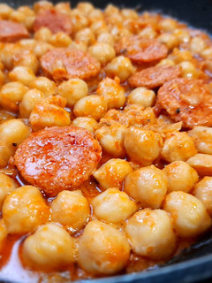 Una foto de Garbanzos secos picantes con chorizo