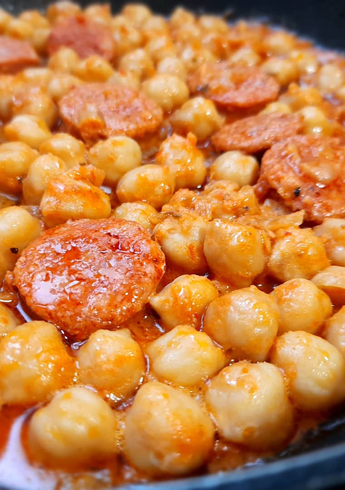 Una foto de Garbanzos secos picantes con chorizo
