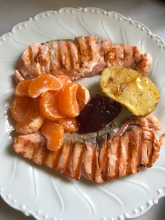 Una foto de Salmón, con colores otoñales (mandarina, arándano y patata amarilla)