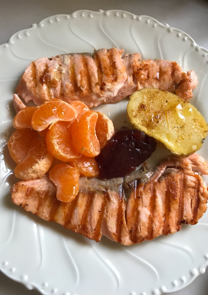 Una foto de Salmón, con colores otoñales (mandarina, arándano y patata amarilla)