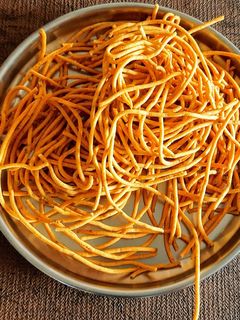 कुरकुरीत तिखट शेव (sev recipe in marathi) रेसिपी चे मुख्य फोटो