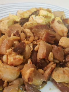 Una foto de Pollo picante con setas y piñones