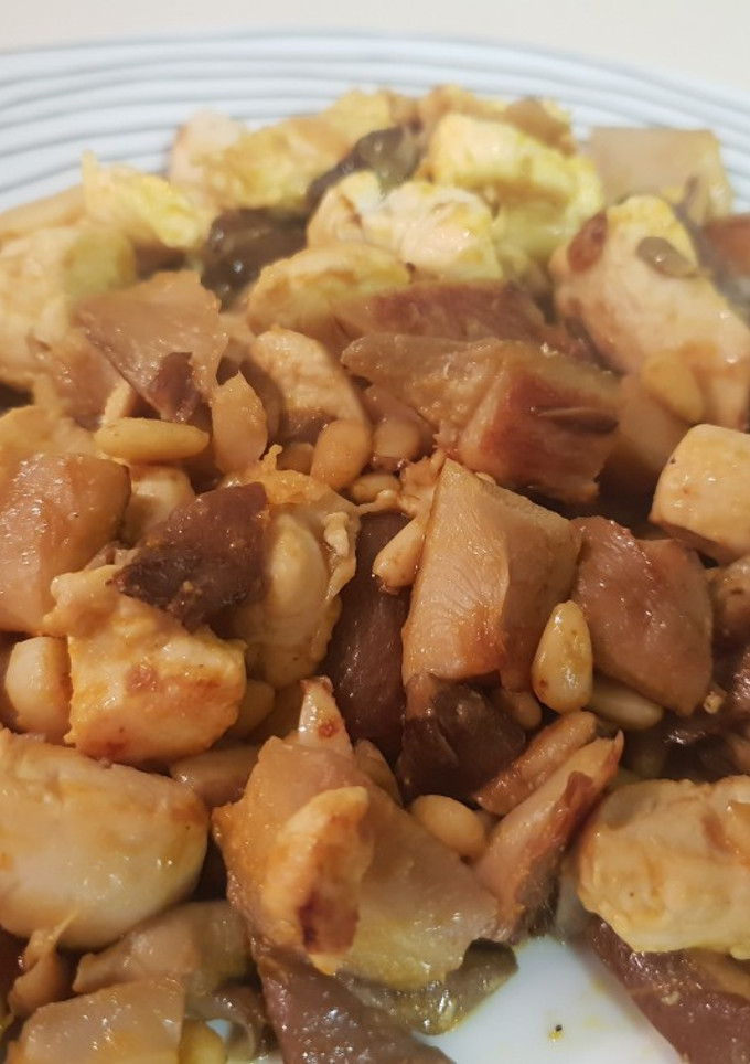 Una foto de Pollo picante con setas y piñones