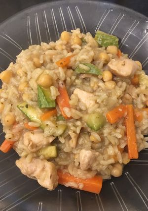 Una foto de Arroz con pollo y vegetales