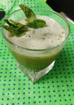 A picture of Grapes mint juice.