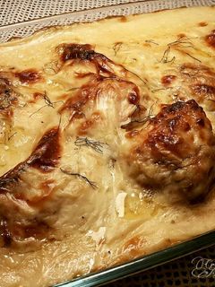 Una foto de Pollo frito en crema tostada de cebolla y hinojo