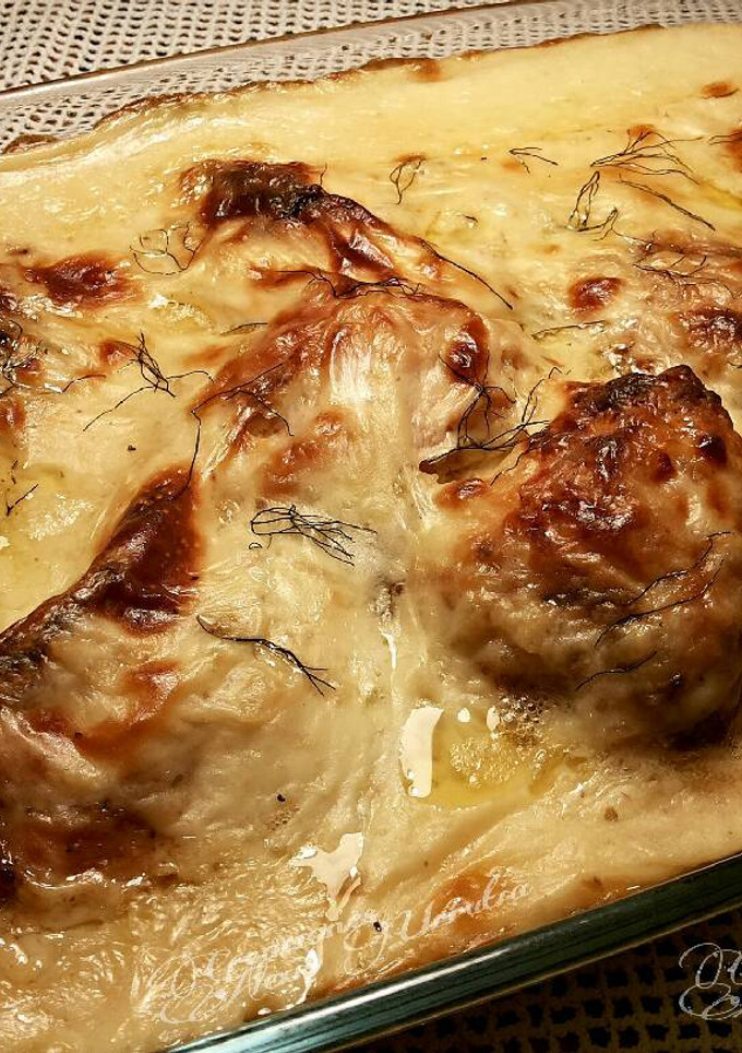 Una foto de Pollo frito en crema tostada de cebolla y hinojo
