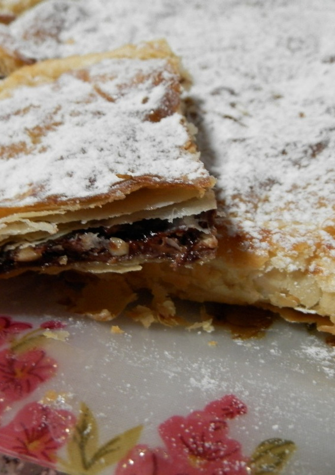 Una foto de Hojaldre de nutella y almendras