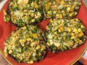 Una foto de hongos portobello relleno con queso