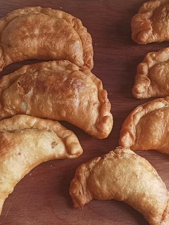 Una foto de Empanadas de penca con caracol y queso