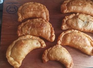 Una foto de Empanadas de penca con caracol y queso