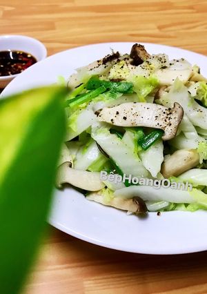 A picture of Stir-Fried Napa Cabbage with King Oyster Mushrooms (Vegan).