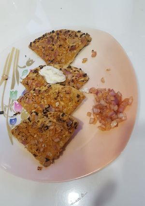 A picture of Pyaj ki tandoori roti-on tava.