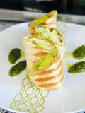 Burritos o wraps de jamón y queso con aguacate y salsa pesto