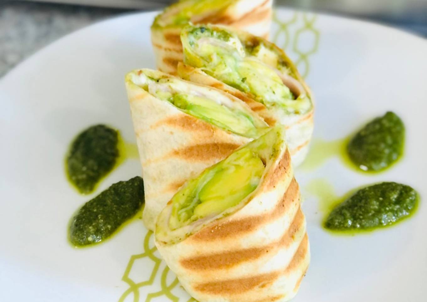 Burritos o wraps de jamón y queso con aguacate y salsa pesto