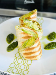 Una foto de Burritos o wraps de jamón y queso con aguacate y salsa pesto