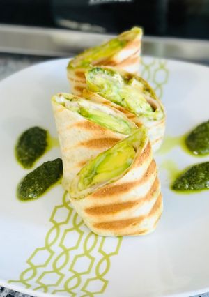Una foto de Burritos o wraps de jamón y queso con aguacate y salsa pesto