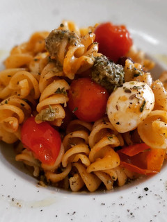 Una foto de Pasta caprese con olivas kalamata
