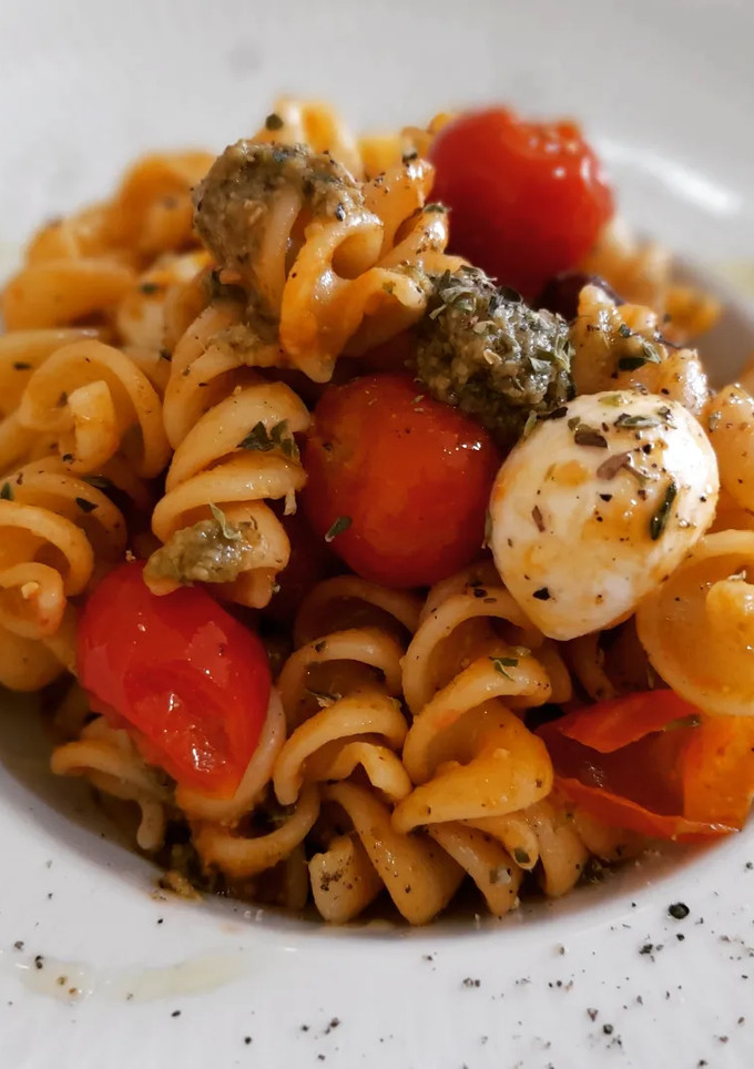 Una foto de Pasta caprese con olivas kalamata