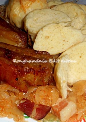 Káposztaágyon főtt gőzgombóc sült oldalassal recept fotója