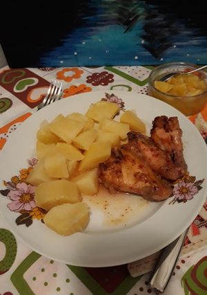 Csípős csirkeszárnyak főtt burgonyával és narancs kompóttal recept fotója
