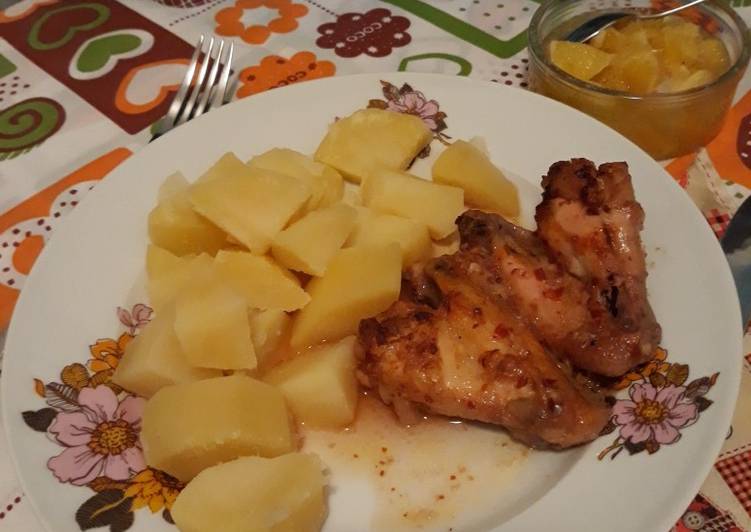 Csípős csirkeszárnyak főtt burgonyával és narancs kompóttal