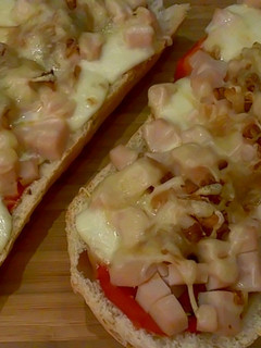 Una foto de Pan pizza de pavo y queso