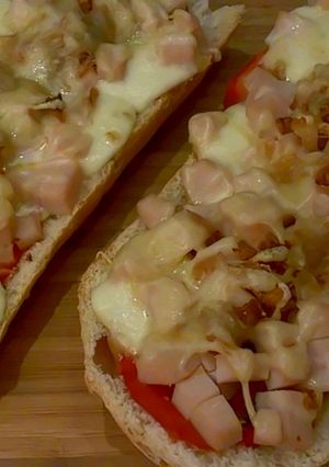 Una foto de Pan pizza de pavo y queso