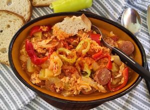 Tojásos lecsó, debreceni kolbásszal (glutén- és tejmentes) recept fotója