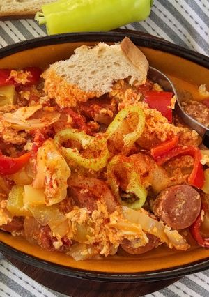 Tojásos lecsó, debreceni kolbásszal (glutén- és tejmentes) recept fotója