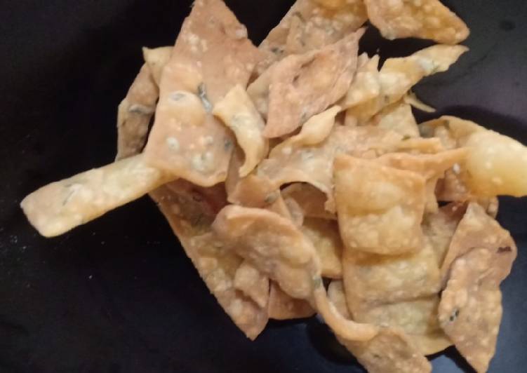 makanan Kripik Daun Bawang dan Seledri Ala Sathya Jadi, Lezat