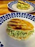 Arepa colombiana con aguacate y bonito