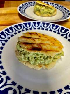 Una foto de Arepa colombiana con aguacate y bonito