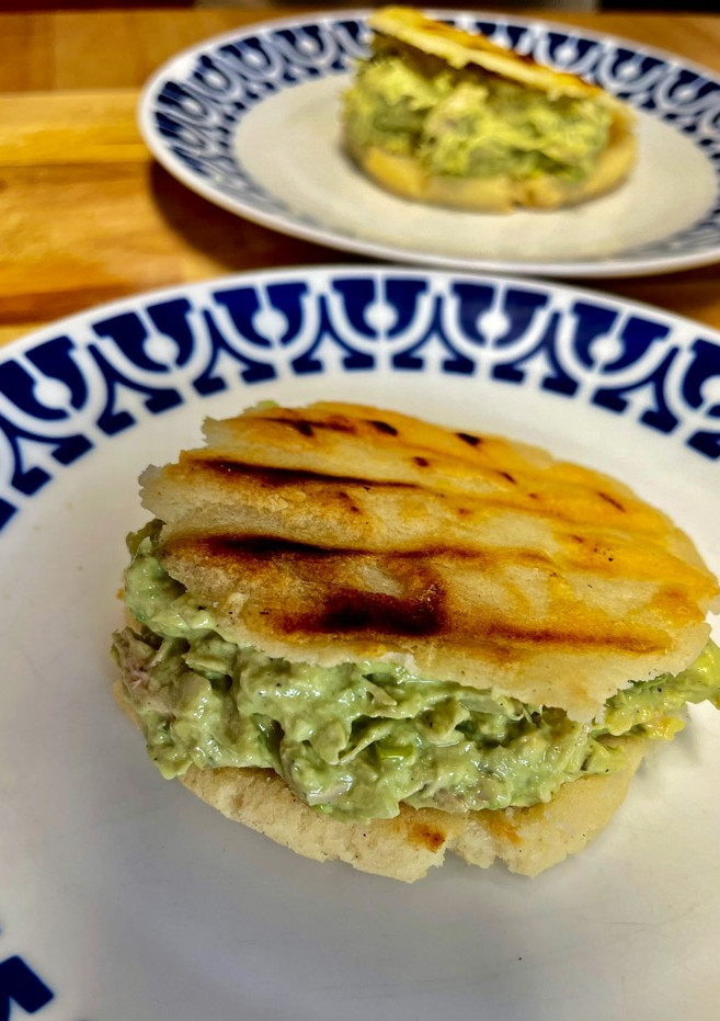 Una foto de Arepa colombiana con aguacate y bonito
