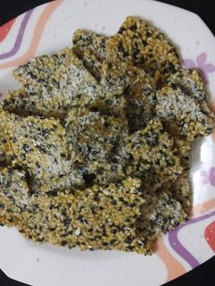 કાળાતલ ટોપરા ની ચીકી રેસીપી મુખ્ય ફોટો