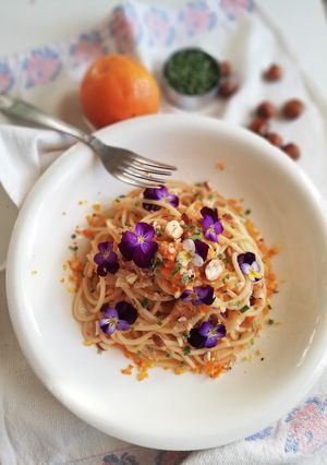 Foto di Spaghetti profumati all' arancia con violette eduli