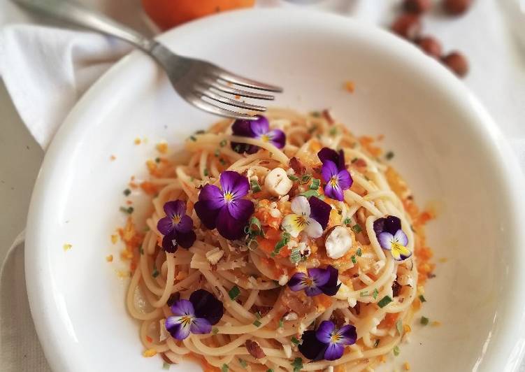 Spaghetti profumati all&#39; arancia con violette eduli