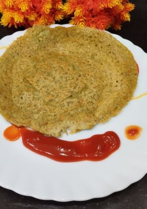 A picture of Black eyed beans (Lobia) & Spinach Chilla for breakfast.