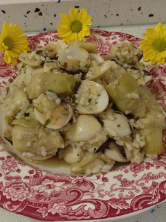 Una foto de Alcachofas con almejas y arroz salteadas con crema de ajos y perejil