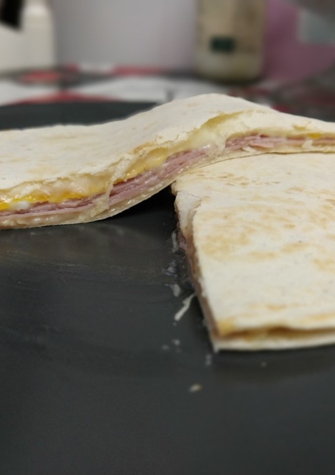 Una foto de 🌮 Quesadilla de jamón, queso y huevo