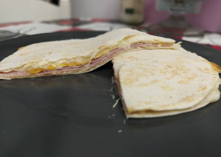 Quesadilla de jamón, queso y huevo