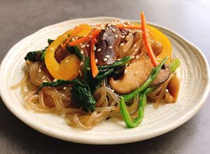 Hình của món Miến trộn Hàn Quốc.