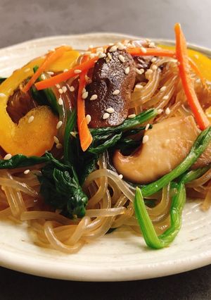 Hình của món Miến trộn Hàn Quốc.