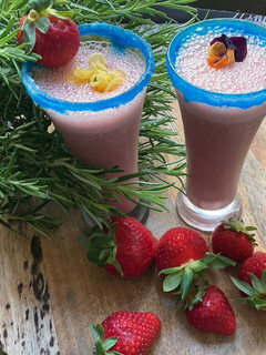 Une photo de 🍸Milkshake 🍓fraise🍃