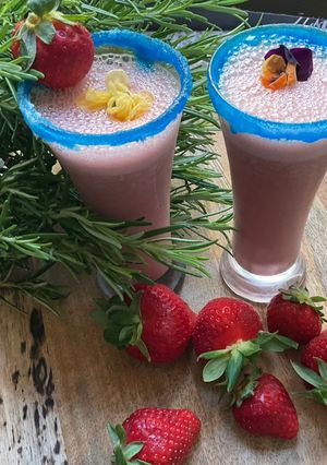 Une photo de 🍸Milkshake 🍓fraise🍃