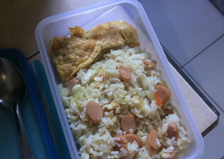 Langkah Mudah untuk mengolah Bekal : nasi goreng putih dgn telur dadar yang Menggugah Selera